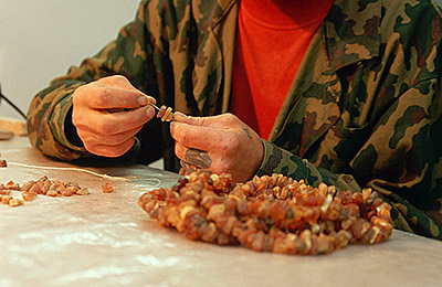 Palmnicken | Auff&auml;deln von Bernsteinketten